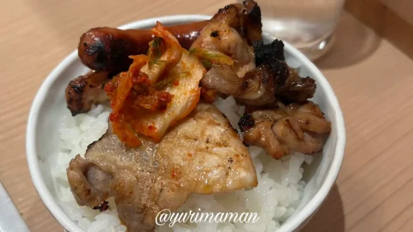 炎蔵ランチで提供される白ごはんのアップ写真1