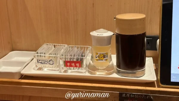 焼肉食堂炎蔵の卓上調味料（にんにく・辛味噌・レモン汁・焼肉のたれ）