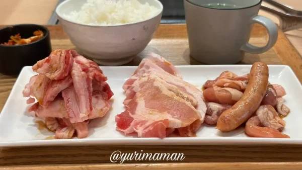 炎蔵サービス焼肉ランチ200gのプレート（豚バラ・鶏・ソーセージ・ごはん・スープ）2