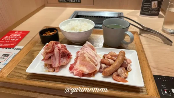 炎蔵サービス焼肉ランチ200gのプレート（豚バラ・鶏・ソーセージ・ごはん・スープ）