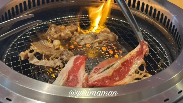 焼肉きんぐ炙りバラカルビを焼いている様子 - ゆりママんブログ 焼肉きんぐ炙りバラカルビを焼いている様子