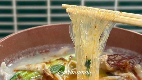 麻辣湯「縁（yuan）」の春雨麺をリフトアップした様子