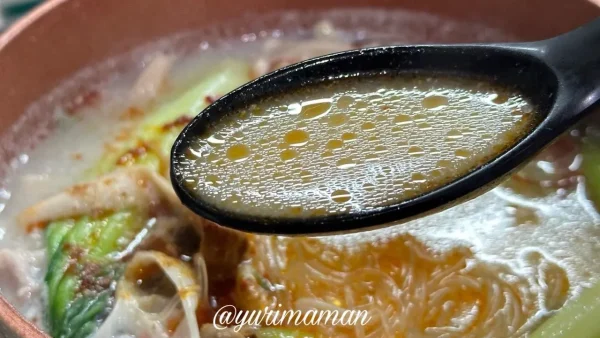 豆乳ベースの麻辣湯（マーラータン）スープのアップ