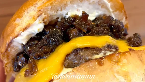 四国中央市の2TONE BURGERの新作バーガー「ベーコンジャムサワークリーム」2