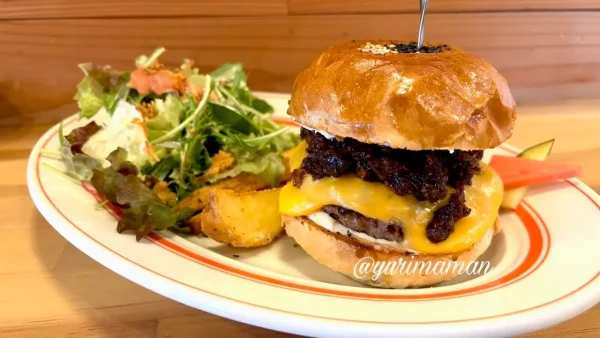 四国中央市の2TONE BURGERの新作バーガー「ベーコンジャムサワークリーム」1
