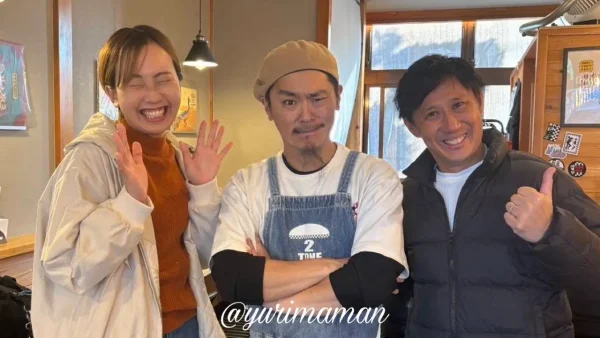 スキマバイト初体験を終え、2TONE BURGERの店主や関係者と並ぶゆりママん