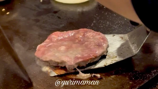 四国中央市の2TONE BURGERで、店主に教わりながらスキマバイトとして働くゆりママん