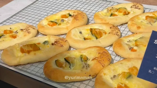 松山ロープウェー商店街の Blue Blue（ブルーブルー）のパン2