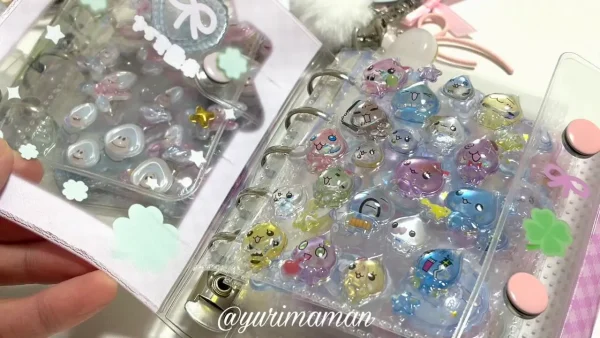 子どもが写真アルバムをシール帳として使い、ボンボンドロップシールを貼って楽しんでいる様子2