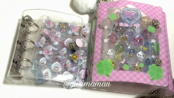 子どもが写真アルバムをシール帳として使い、ボンボンドロップシールを貼って楽しんでいる様子1