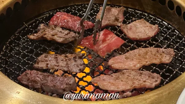 カルビ屋大福伊予三島店で焼肉を楽しんでいる様子
