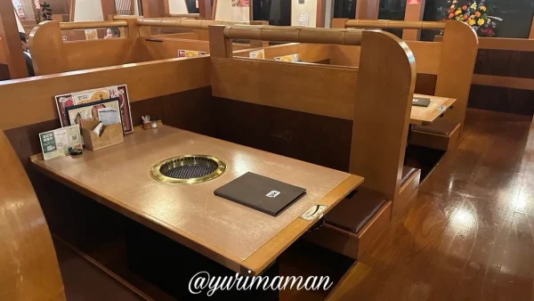 カルビ屋大福伊予三島店の座敷席の店内の様子