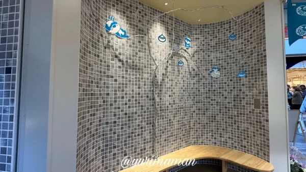 湯げの屋店内のタイル壁に描かれたゆげちゃんと湯玉のイラスト。2