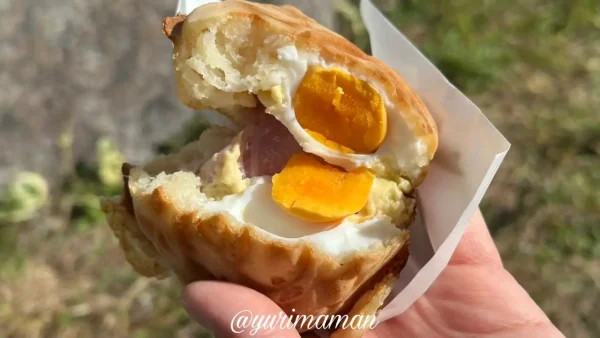 湯げの屋のたい焼き「ハムたま」の断面。