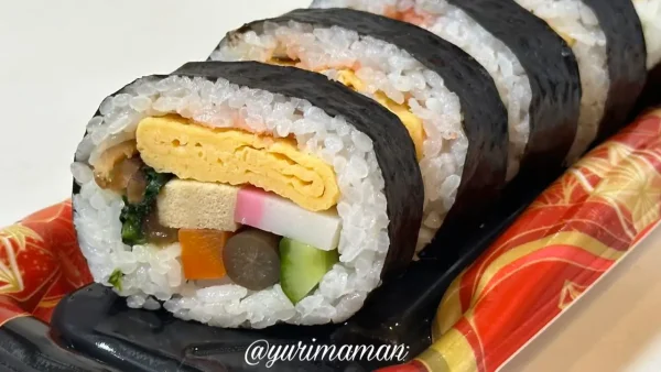 フジで販売されている十品目のおばあちゃん巻きの断面写真。具材がぎっしり入った太巻き。