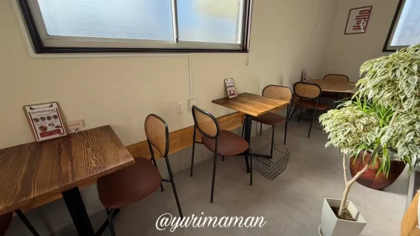 松山市古三津 三津浜エリアにあるgurubeのイートインスペース店内1 - ゆりママんブログ 松山市古三津 三津浜エリアにあるgurubeのイートインスペース店内1