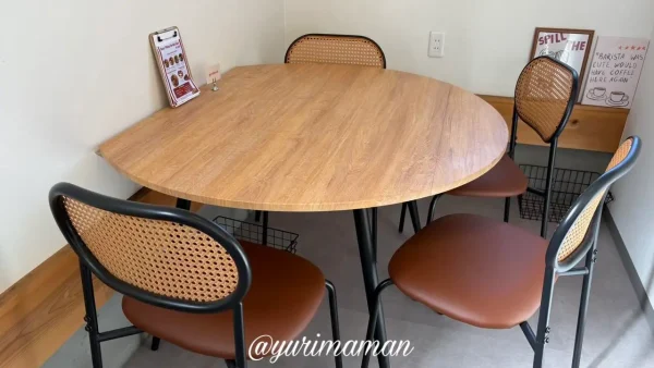 松山市古三津 三津浜エリアにあるgurubeのイートインスペース店内2 - ゆりママんブログ 松山市古三津 三津浜エリアにあるgurubeのイートインスペース店内2