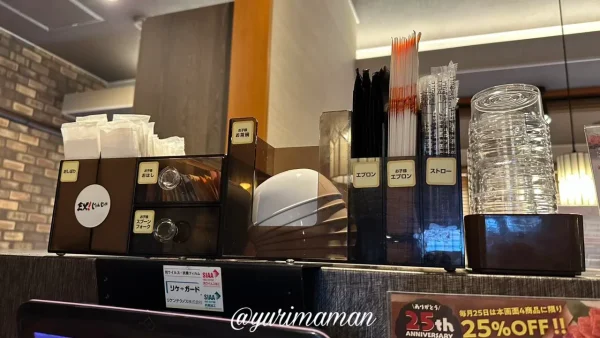 じゃんじゃかエミフルMASAKI店の店内にあるカトラリー