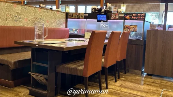 じゃんじゃかエミフルMASAKI店のレーン配膳スタイルの座席テーブル3