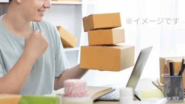 フリマアプリでの出品や発送作業をイメージした写真