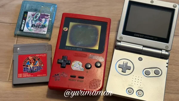 シール跡や液晶不良があるゲームボーイ本体を買取に出した様子