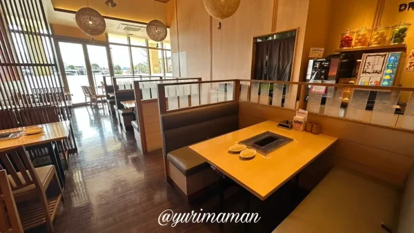 串家物語エミフルMASAKI店の店内。仕切りがありファミリーでも利用しやすい座席。