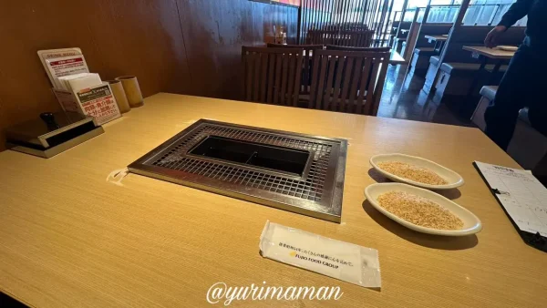 串家物語エミフルMASAKI店の店内。仕切りがありファミリーでも利用しやすい座席。2