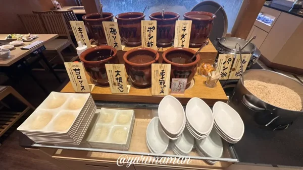 串家物語のソースコーナー。ポン酢や梅ソースなど種類豊富なソース。