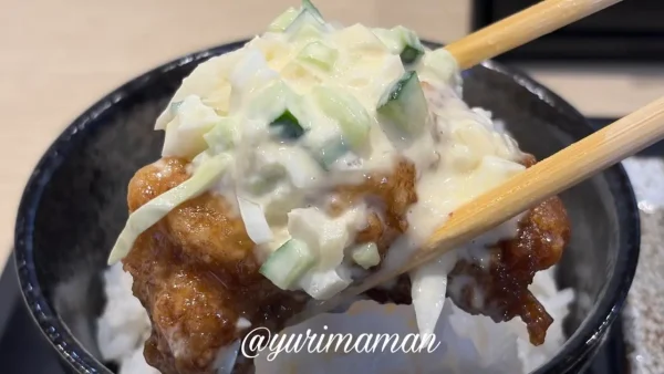 甘酢と九州醤油が効いた宮崎チキン南蛮を箸で持ち上げた様子