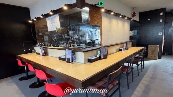 宮崎辛麺 纏 II（まといツー）のカウンター席が並ぶ店内の様子