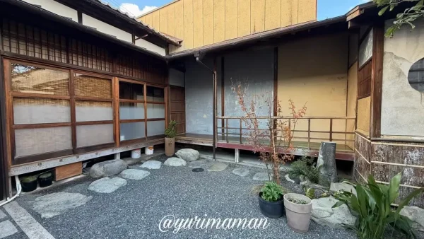 ruru cafe＋ANTAのレトロな雰囲気の中庭