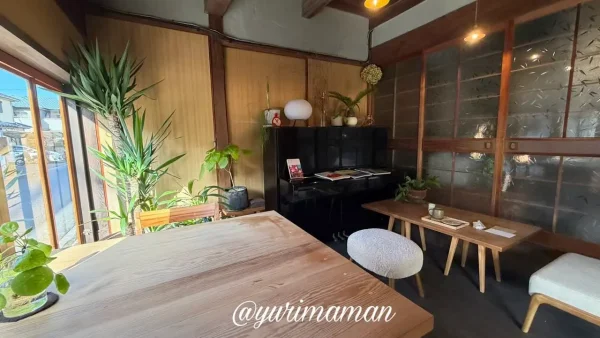 ruru cafe＋ANTAの店内席。三津浜の町並みを望む落ち着いた空間。