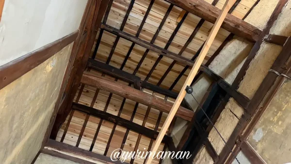 築120年以上の古民家を活かしたruru cafe＋ANTAの店内。梁や土壁が残る、レトロであたたかみのある空間。