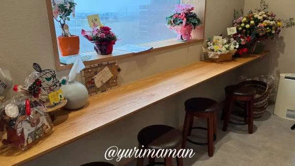 おにぎりとおでんを店内で楽しめるおむすび屋まるちゃんの飲食スペース