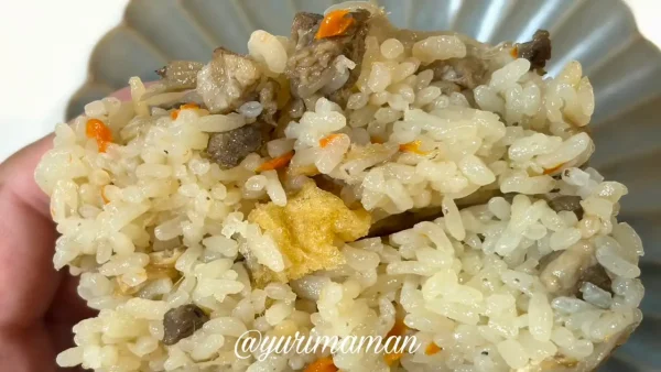 猪肉がごろっと入ったおむすび屋まるちゃんの猪肉のたきこみおむすび2