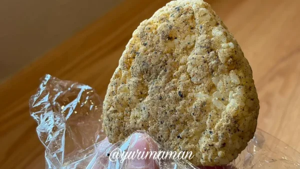 きなこと黒ゴマをまとったおむすび屋まるちゃんのきなこおむすび