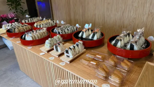 倉庫をリノベーションした西条市のおむすび屋まるちゃんの店内の様子1