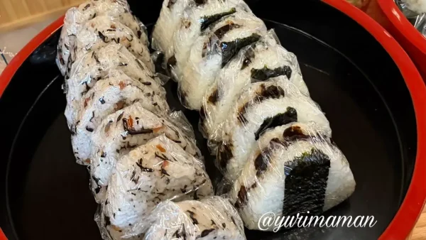 倉庫をリノベーションした西条市のおむすび屋まるちゃんの店内の様子2