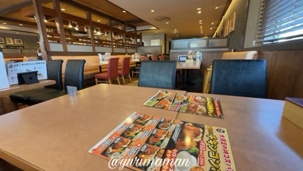 ステーキガストの店内の様子。ランチタイムでもゆったり座れる客席 - ゆりママんブログ ステーキガストの店内の様子。ランチタイムでもゆったり座れる客席