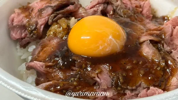 ローストビーフ丼の中央に卵黄を落とすシーン - ゆりママんブログ ローストビーフ丼の中央に卵黄を落とすシーン