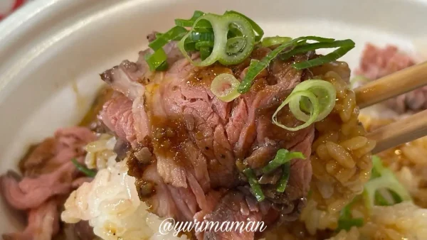 刻みネギをトッピングしたローストビーフ丼の完成写真 - ゆりママんブログ 刻みネギをトッピングしたローストビーフ丼の完成写真