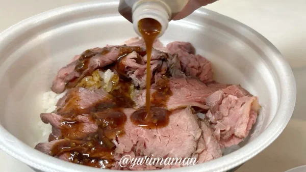 ローストビーフに専用ソースをかけている瞬間の写真 - ゆりママんブログ ローストビーフに専用ソースをかけている瞬間の写真