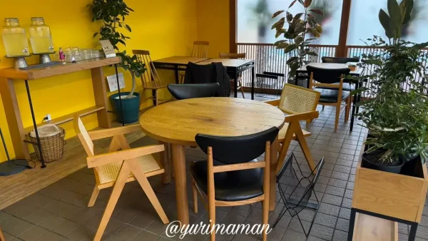 トワニーごはん&カリッジュの店内 ウッド調でカフェのような空間