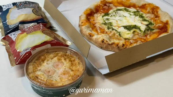 トライアル西条店で購入したお惣菜とスイーツを並べた写真