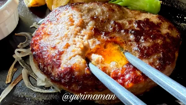 ビッグボーイの手ごねハンバーグを割った瞬間の肉汁