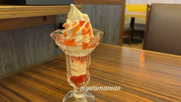 びっくりドンキーのストロベリーソフト1