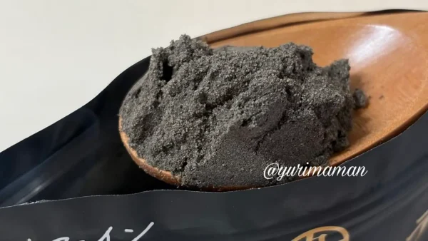黒ごまラテの粉末（スプーンですくった様子）