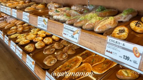 ブゥランジェリィ・アペはなみずき店の店内に並ぶ豊富な種類のパン2 - ゆりママんブログ ブゥランジェリィ・アペはなみずき店の店内に並ぶ豊富な種類のパン2