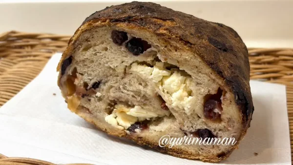 ブーランジェリーメゾン辻の人気No.1ベリーベリークリチの断面1