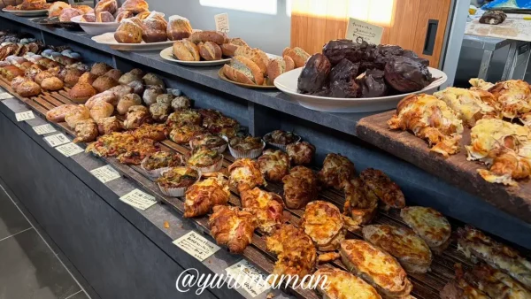 ブーランジェリーメゾン辻の店内に並ぶクロワッサンやハード系パン1